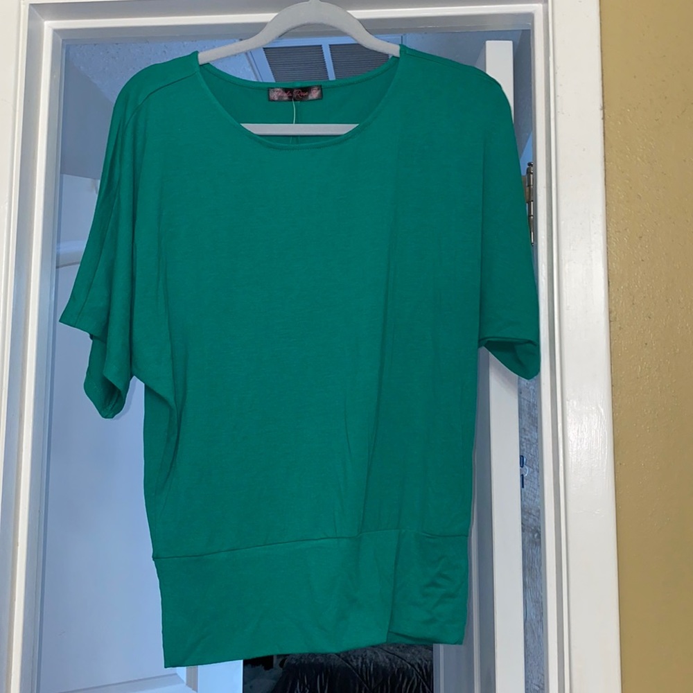 Green blouse, with a scoop neck